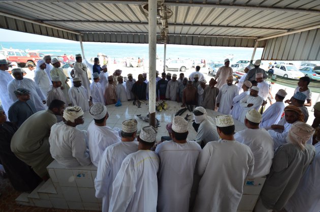 Een vismarkt net buiten Muscat