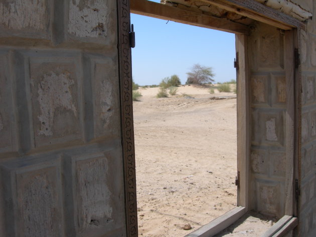 Door de poort