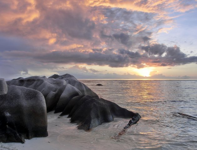 De granietrotsen van La Digue