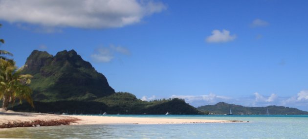 Mount Otemanu vanuit een atolletje