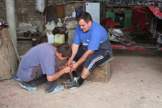 Twee mannen in gesprek over een reparatie