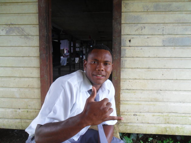 Coole pose van schooljongen op Vitu Levu, Fiji