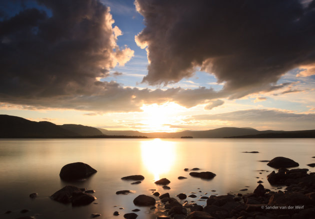 Midzomernacht zon boven meer Karats in Zweeds Lapland. 