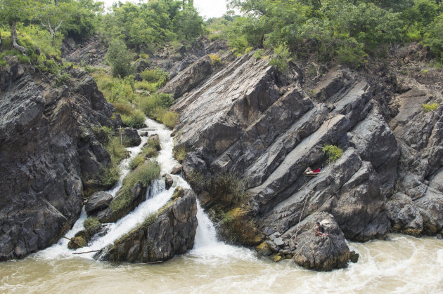 Vissen bij de waterval