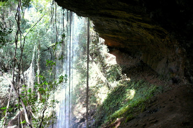 Achter de waterval .