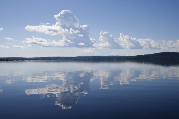 Weerspiegelde wolken