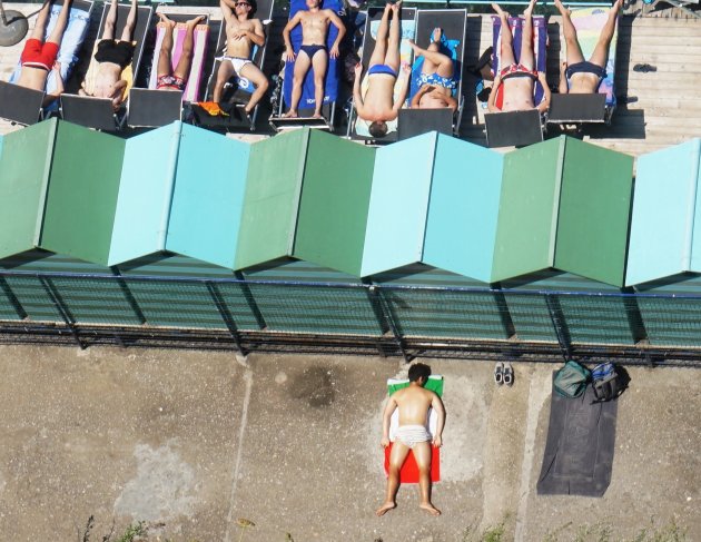 Een bomvol strand