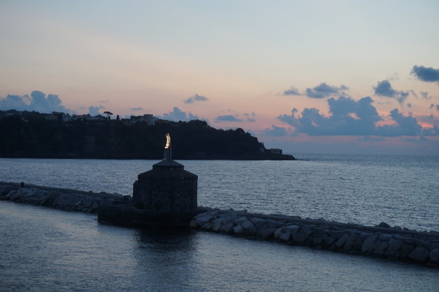 De avond valt over Procida