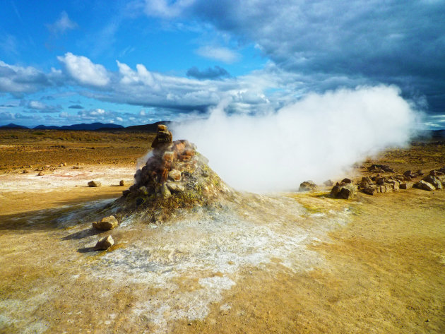 Een rokende fumarole in de buurt van de Námafjall berg