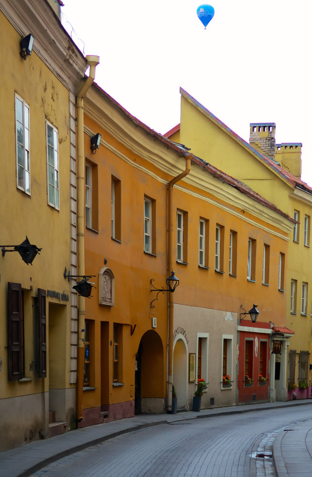 Luchtballon boven een typisch Vilnius straatje