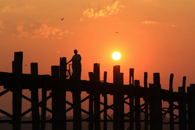 Zonsopgang U Bein bridge