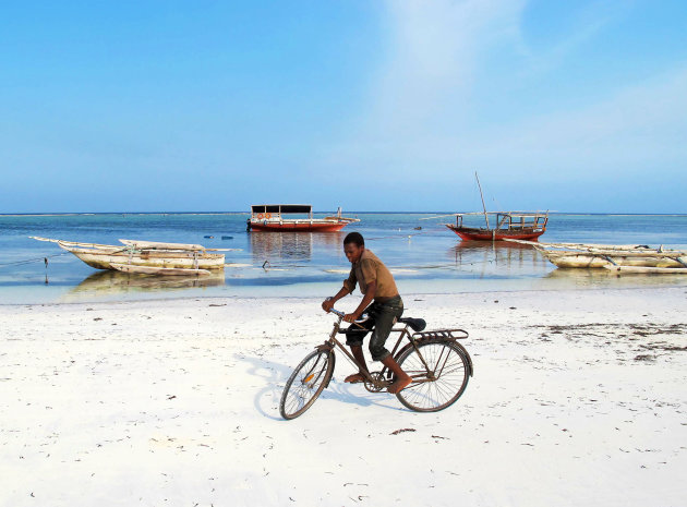 Fietsen op het strand