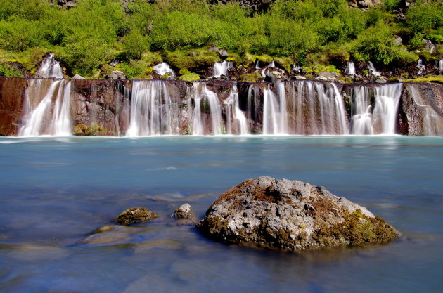 Lavawatervallen Hraunfossar