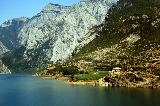 Komanmeer tussen de bergen