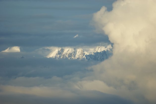 Himlaya in de wolken