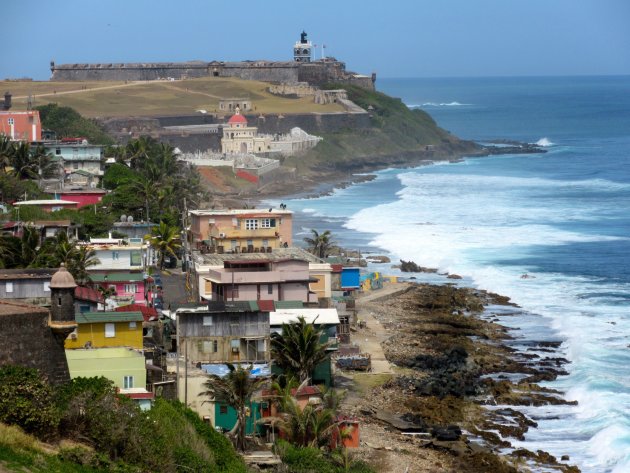 Puerto Rico, de oude stad van San Juan, op de achtergrond kasteel San Felipe Del Morro