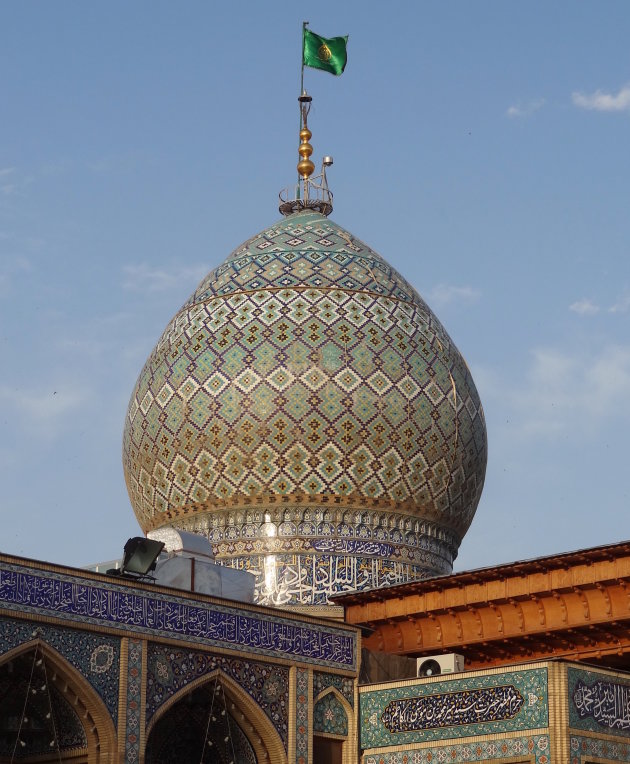 Bij het mausoleum van Shah Cheragh