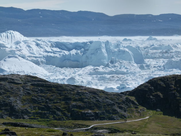 Het ijsfjord vanaf de rotsheuvels