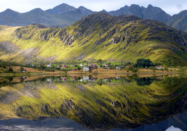 Spiegeling in fjord