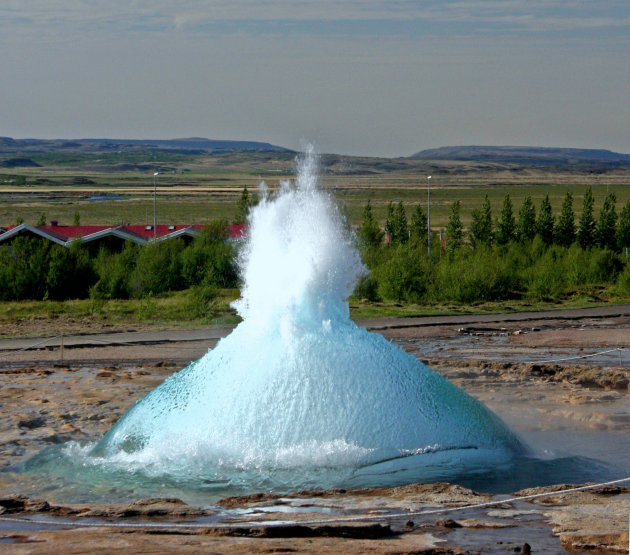 Elke 4 a 8 minuten spuit de Strokkur