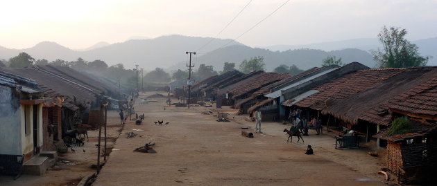 de avond valt in een Orissa dorp