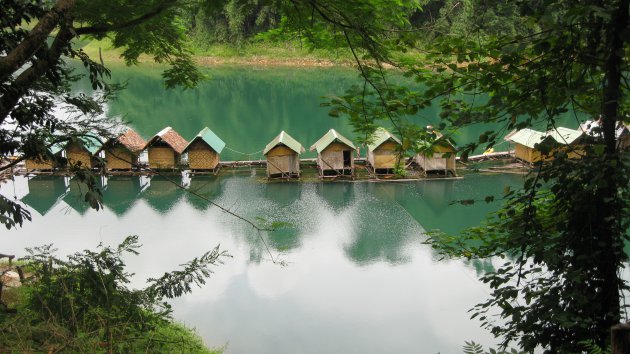 Slapen op het water in Khao sok np