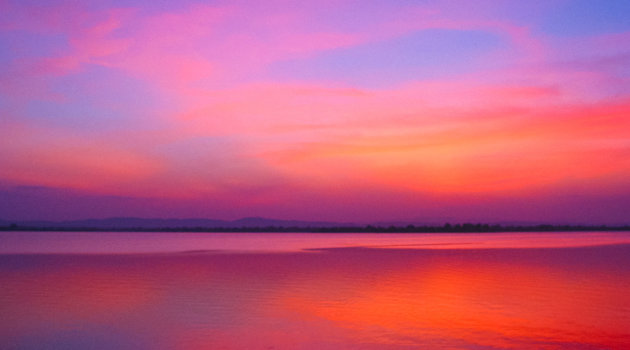 Zonsondergang boven waterbekken bij Polonaruwa