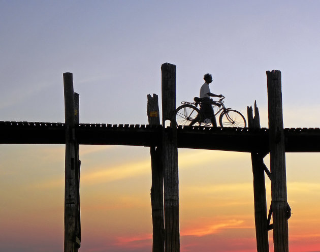 Met de fiets over de brug