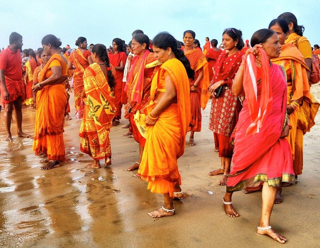 Feestelijke zonsopkomst op het strand in Mahabalipuram