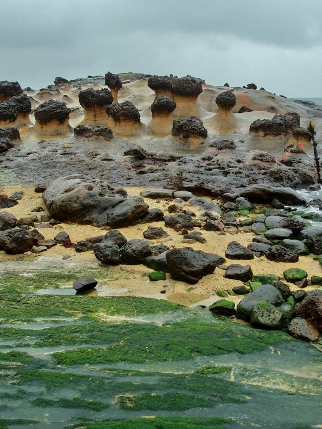 Bizarre rotsformaties aan zee