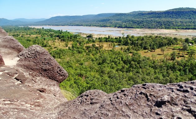 Hoog boven de rivier.