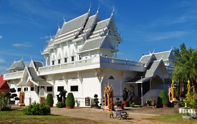 Tempel op de rotsen.