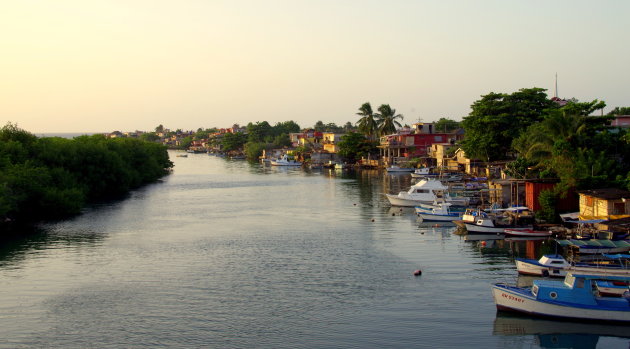 Playa Baracoa in de avondzon