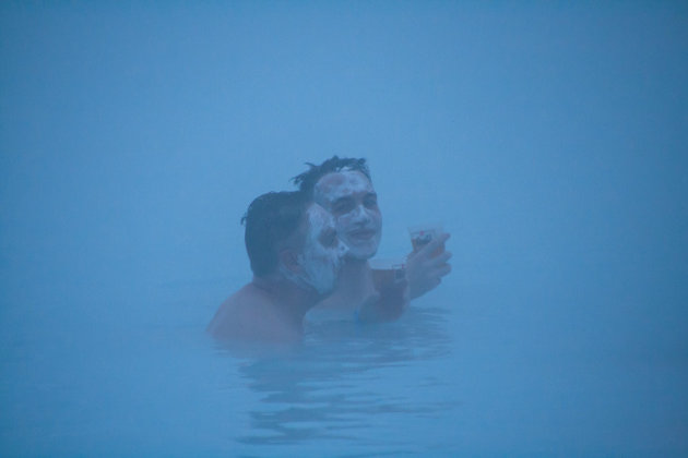 Gemaskerde mannen in de mist