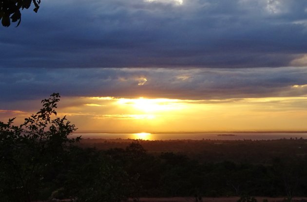 zonsondergang boven het meer.