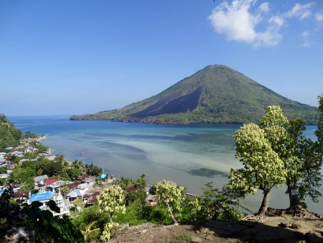 Uitzicht op de Gunung Api, Banda Neira