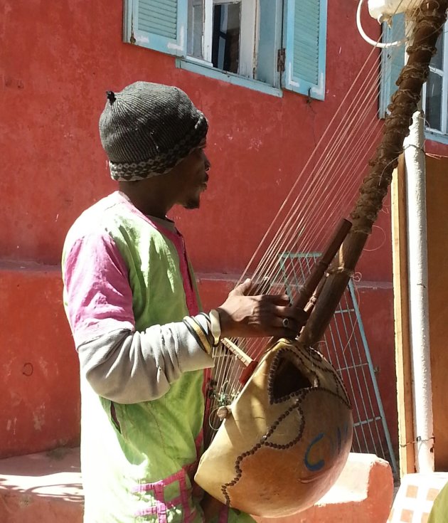 Straatmuzikant op Ile de Goree