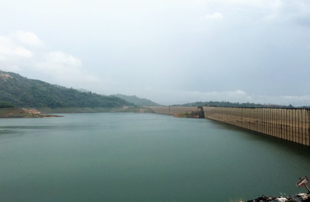 Stuw dam in de bergen.