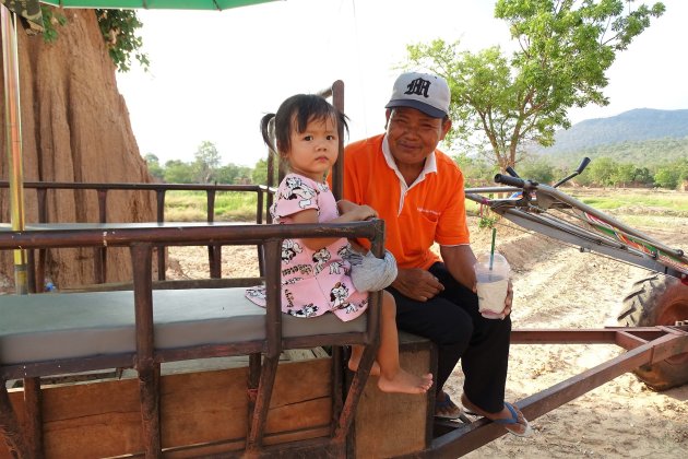 Meerijden op de tractor.