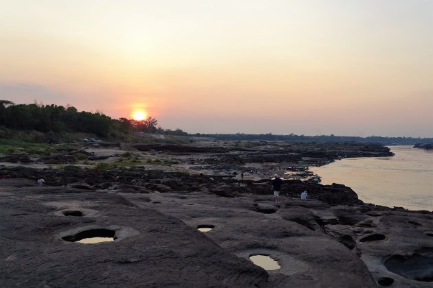 Zonsondergang boven de Mekong.