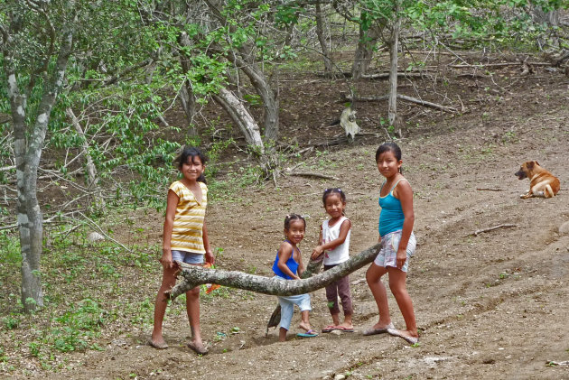 kinderen van het Aqua Blanca indianenreservaat