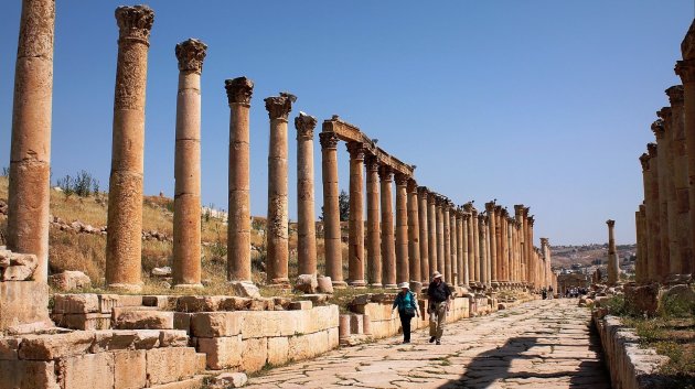 Lopend over de Cardo Maximus in Jerash