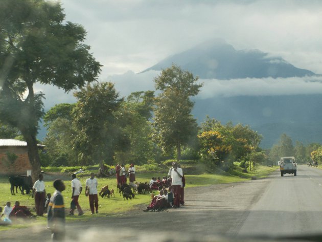 Op weg van Moshi naar Arusha in Tanzania.