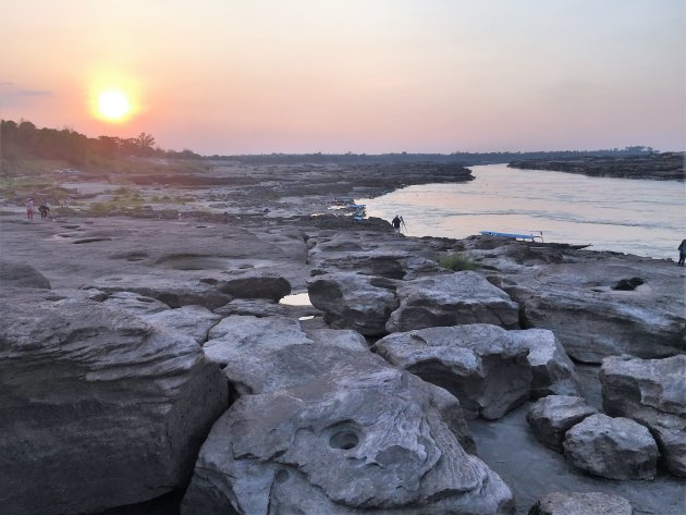 Zonsondergang bij de rivier.