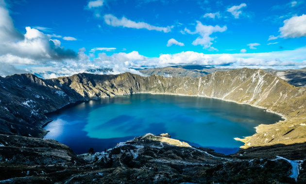 de groen-blauwe crater van de Quilotoa Loop