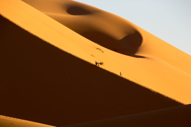 Het duin beklimmen van Erg Chebbi, daar moet je wel wat voor over hebben.