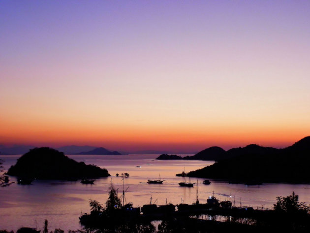 Zonsondergang bij Labuan Bajo