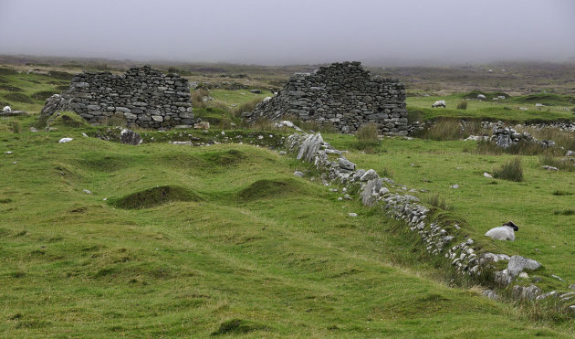 Deserted village Slievemore als stille getuige van de Grote Hongersnood