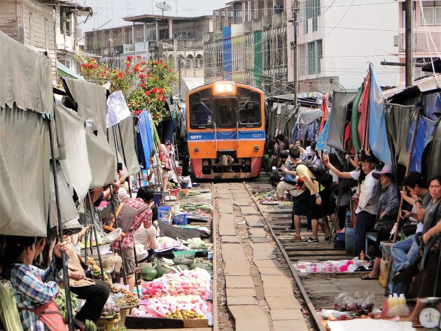 Trein rijdt door de markt.