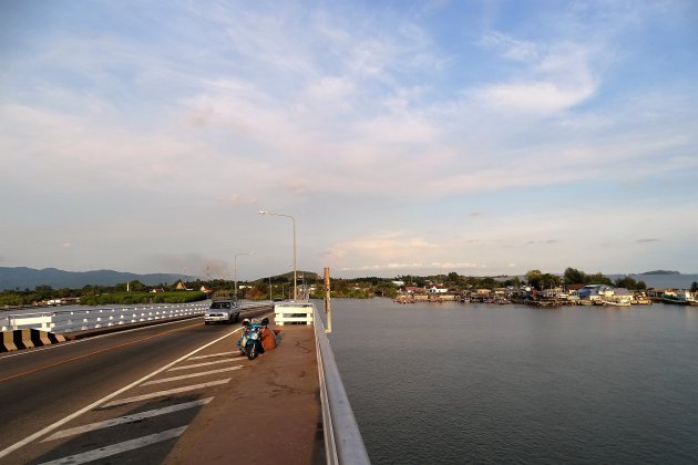 Hoge brug over de Chantaburi rivier.